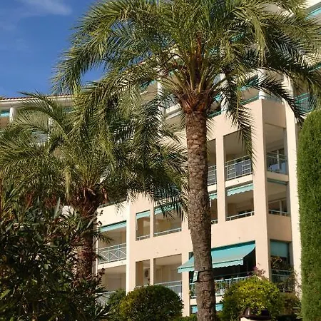 Aparthotel Odalys Les Pins Bleus 2*
